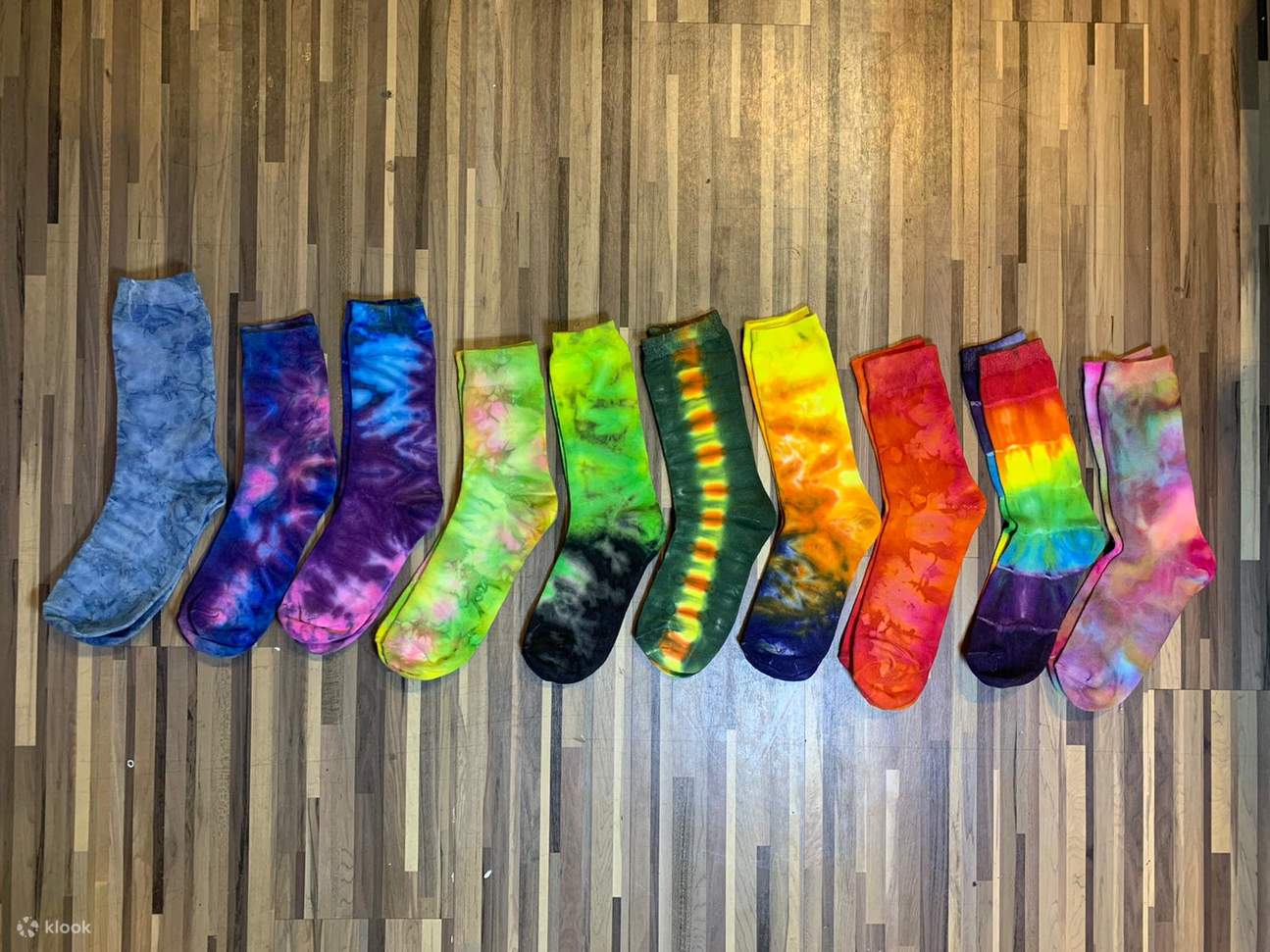 透過紮染的方式，完成屬於您獨一無二的襪子